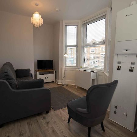 Pass The Keys Newly Renovated 2 Bedroom Apartment And Free Parking Scarborough Exterior foto