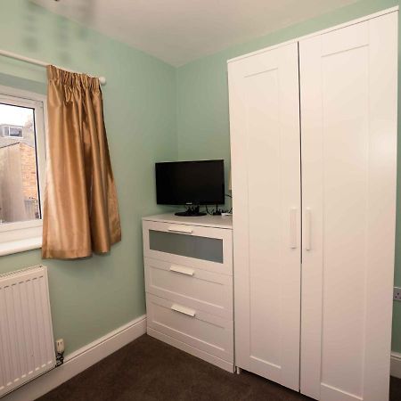 Pass The Keys Newly Renovated 2 Bedroom Apartment And Free Parking Scarborough Exterior foto