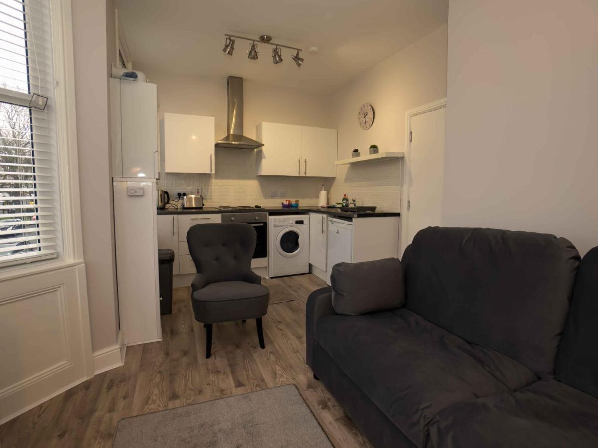 Pass The Keys Newly Renovated 2 Bedroom Apartment And Free Parking Scarborough Exterior foto