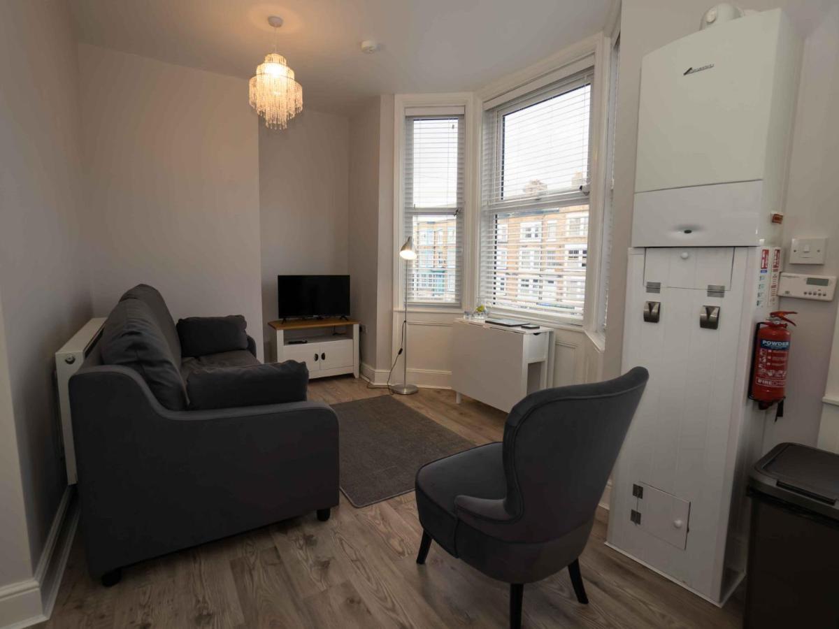 Pass The Keys Newly Renovated 2 Bedroom Apartment And Free Parking Scarborough Exterior foto